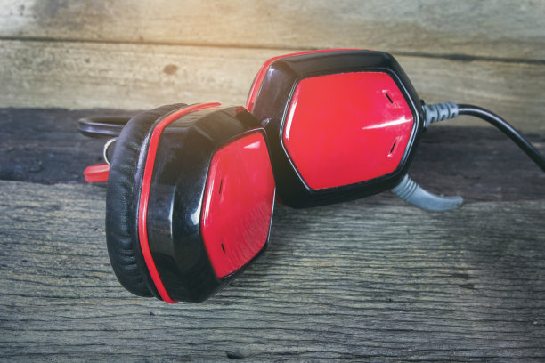 红色耳机和非常旧的木头。图片下载