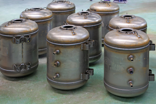 不锈钢压力罐在生产车间，特写照片图片下载