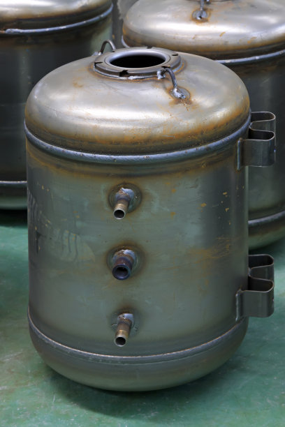 不锈钢压力罐在生产车间，特写照片图片下载