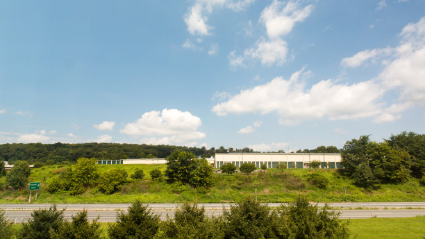 高速公路与云在天空的背景图片下载