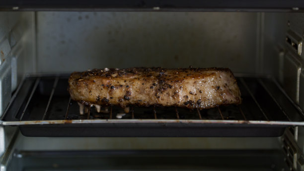 一块牛排放在烤炉的架子上图片下载