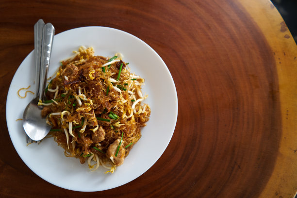 泰式食品泰式炒面，白盘放在木桌上图片下载