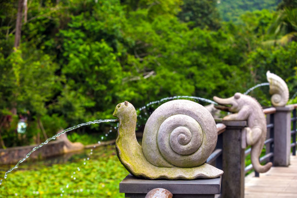蜗牛形状的喷泉。图片下载
