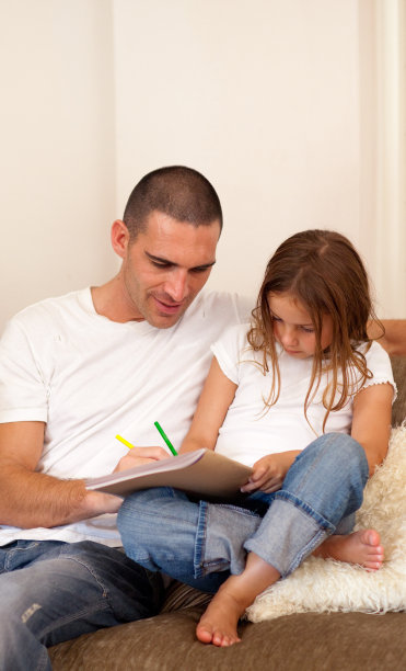 父亲和女儿坐在沙发上图片下载