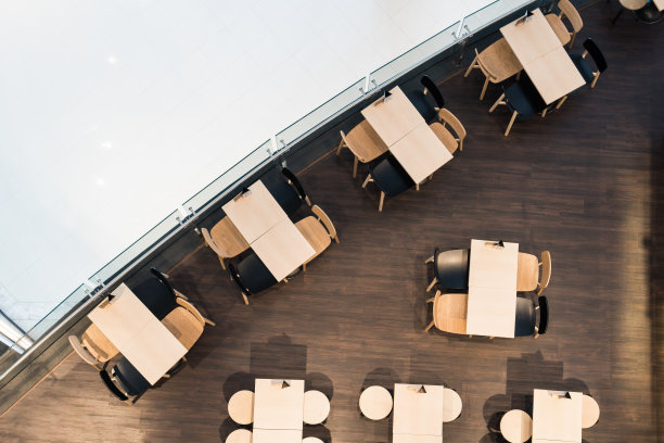 木桌晚餐设置简约风格。俯视图图片下载