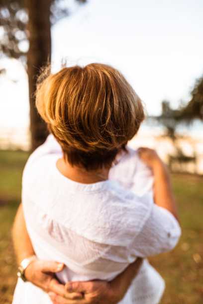 活跃的老年人在公园跳舞图片下载