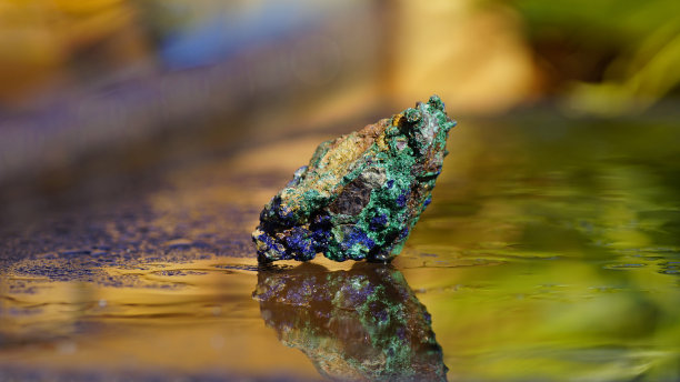 艺术组成地质蓝铜矿和孔雀石矿物，水中倒影图片下载