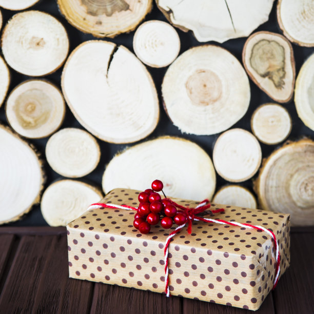 装有用红浆果装饰的圣诞或新年礼物的盒子。Copyspace图片下载