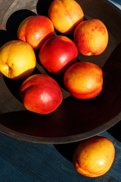 桃子在木碗上，特写照片图片下载