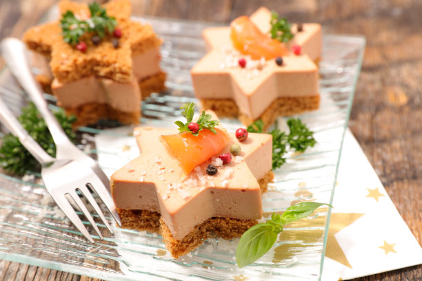 烤面包配鹅肝和鲑鱼图片下载