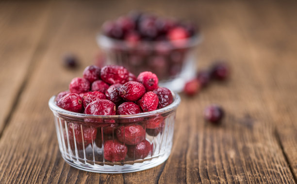 旧木桌上放着新鲜的蔓越莓干(特写镜头;选择性聚焦)图片下载