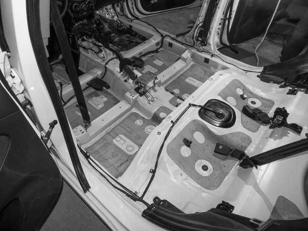 一辆车的车身。图片下载