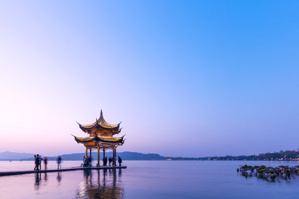 湖光潋滟的黄昏景致图片下载