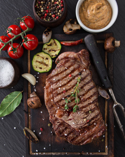 黑石餐桌上的美味牛排图片下载