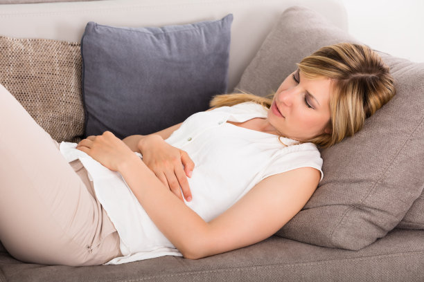 睡在沙发上的女人图片下载