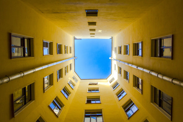 俄罗斯圣彼得堡的一个典型庭院的底部视图。公共领域。图片下载