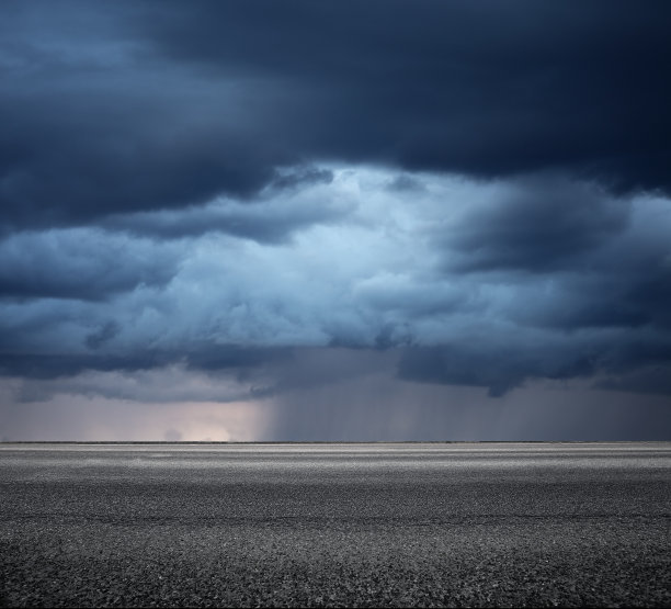 柏油路上乌云密布，侧视图图片下载