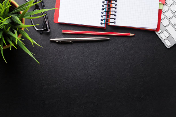 有电脑和办公用品的办公桌图片下载