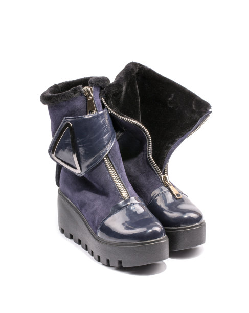 女性冬季靴子高鞋底上的白色背景图片下载