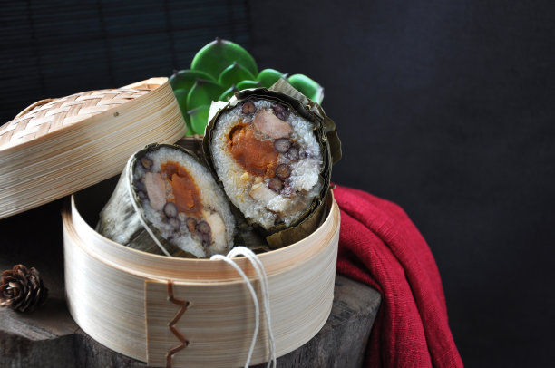 竹制容器里的粽子素材图片