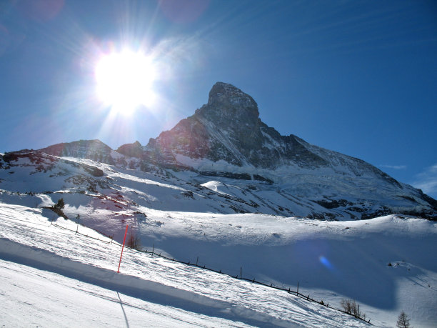 雪覆盖的马特洪峰图片下载