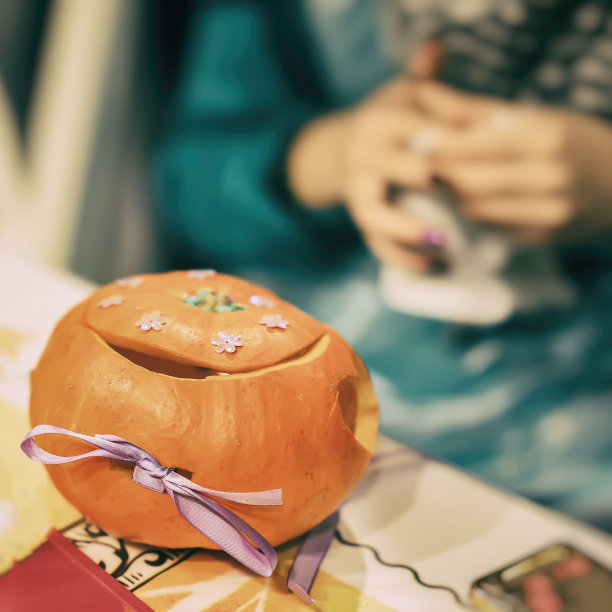 用天然有机南瓜切割传统装饰品，用于丰收节日，感恩节，万圣节。装饰家庭假日图片下载