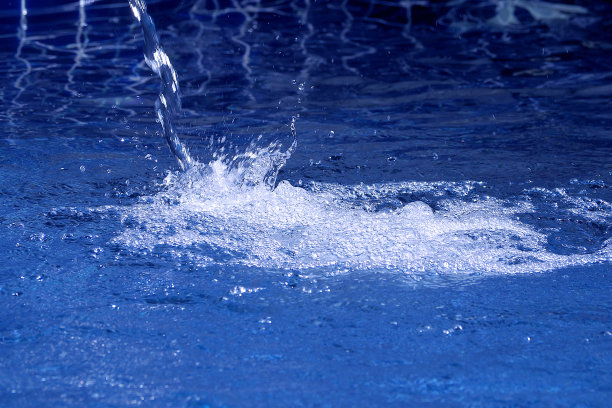 蓝色的喷泉在温泉池跌落和飞溅图片下载