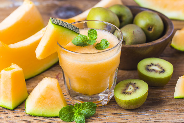 蜜瓜薄荷汁装在玻璃罐里放在桌子上。哈密瓜图片下载