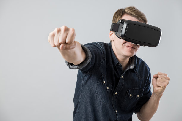 年轻时髦的家伙在虚拟现实中图片下载