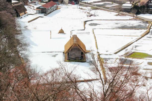 白川吾村和五山村的历史村落，加朔祖丘里的房子在冬天图片下载