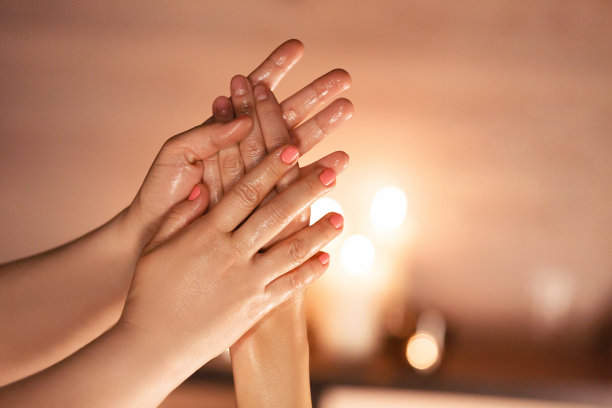 年轻女子正在美容院做脚部按摩，特写图片下载