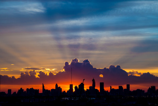 曼谷在日落。图片下载