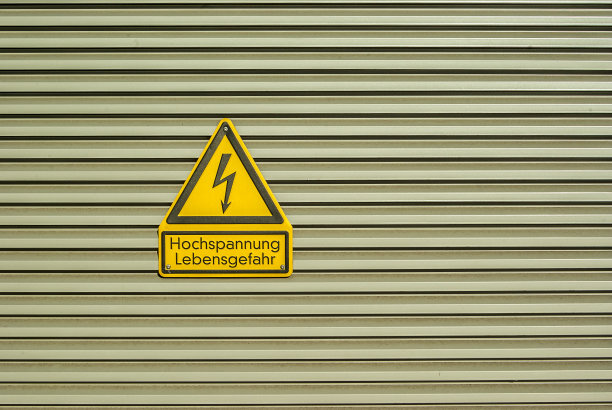 防护注意高压对带有横向金属层的金属门有生命危险图片下载