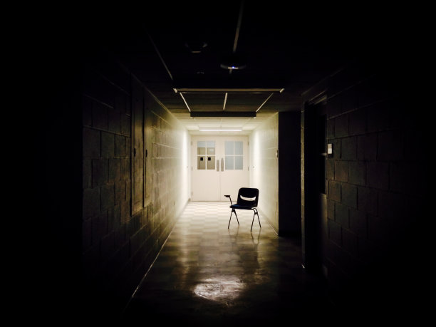 黑暗走廊里的空椅子图片下载
