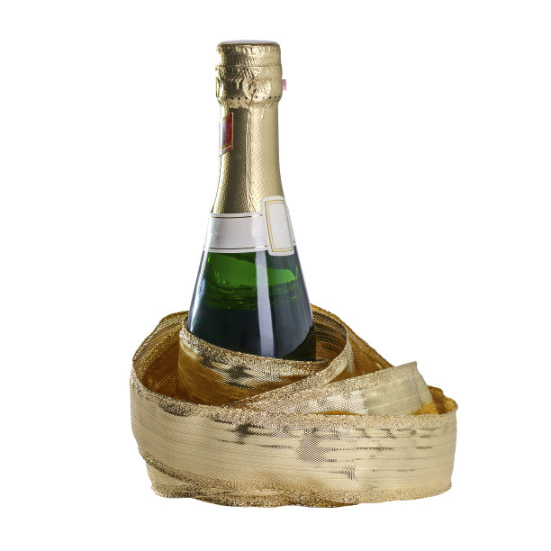 酒瓶的节日香槟在金色丝带孤立在白色的背景。图片下载