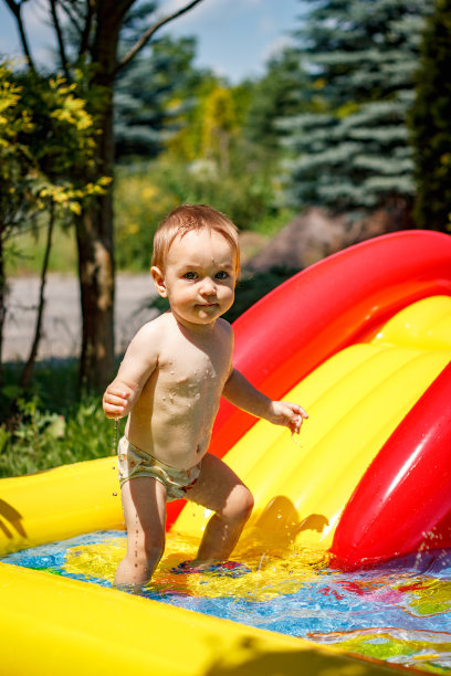 儿童泳池里的小男孩图片下载