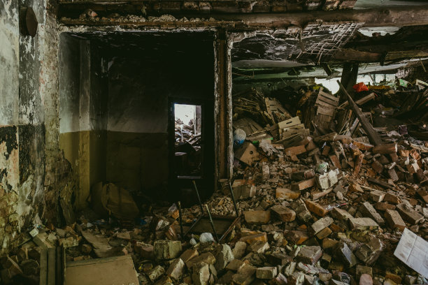 在建筑物的废墟中，被毁的房子，可以被用作战争，地震，飓风的后果图片下载