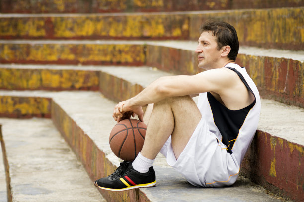 坐在篮球运动员图片下载