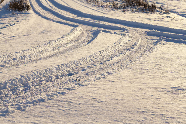 雪地上的足迹图片下载