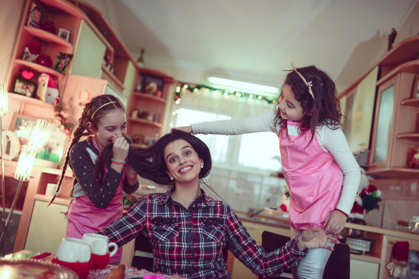 妈妈在家里和两个小女儿玩图片下载