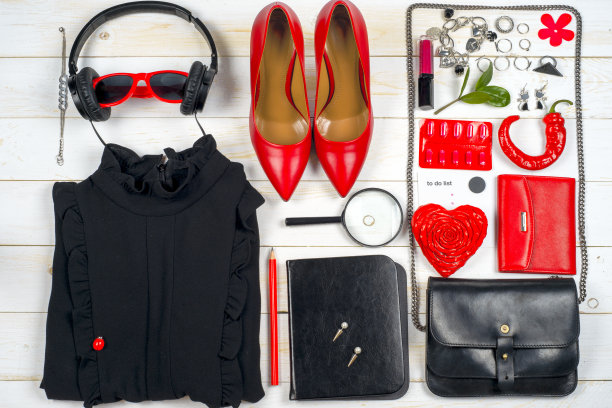 女性服装设置和配件在白色木制背景。图片下载