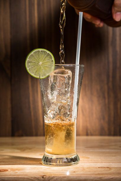 木桌上放着冰茶杯图片下载