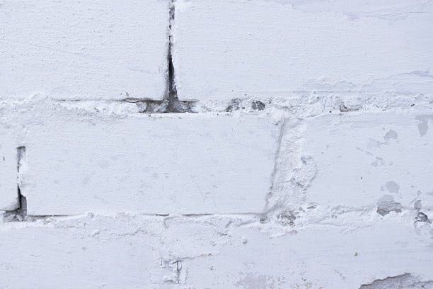 贴着白色灰泥的砖块靠近。图片下载