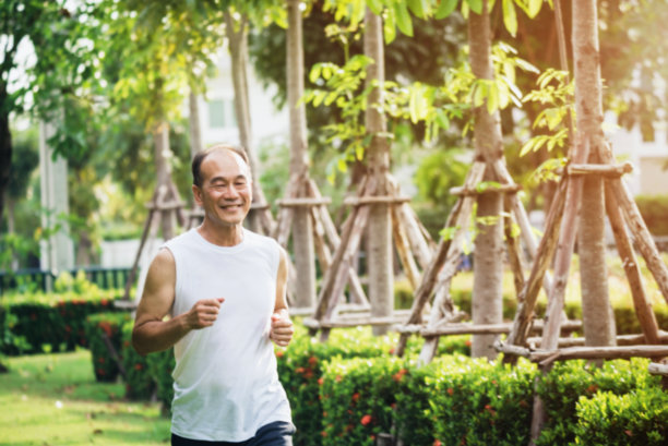 在户外公园跑步的成年男子模糊照片 - 生活方式和运动概念图片下载