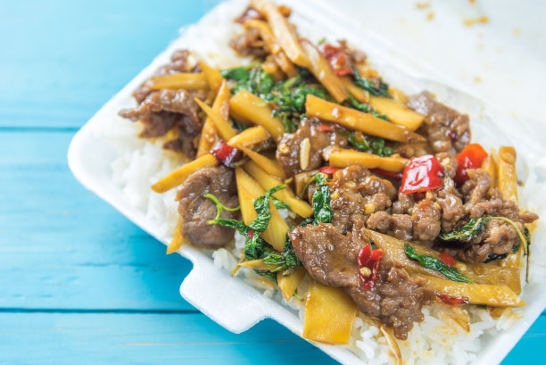 米饭配以炒牛肉和罗勒叶图片下载