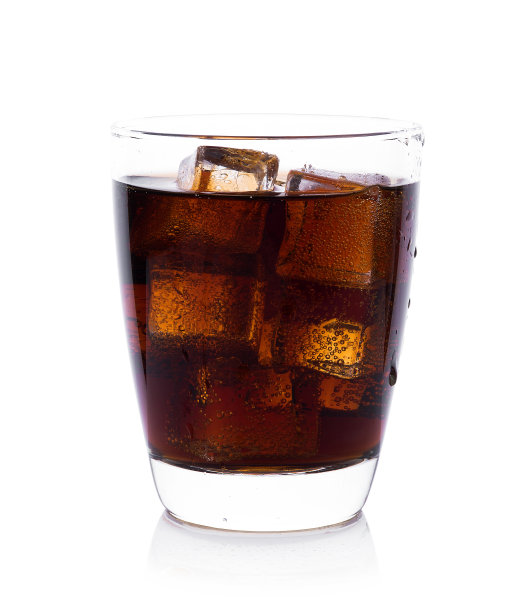杯装可乐，白色背景上加冰块图片下载