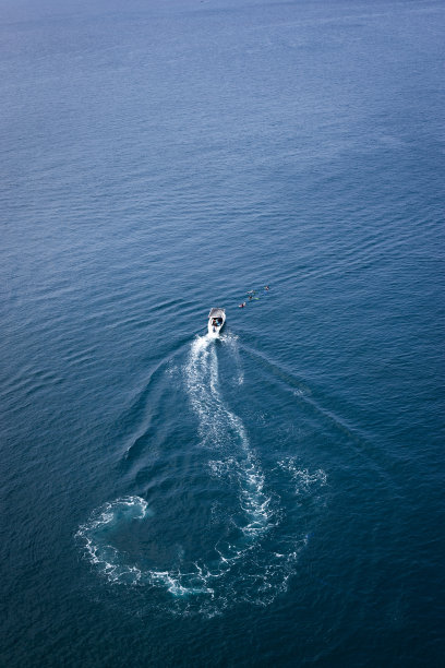 快艇转弯素材图片