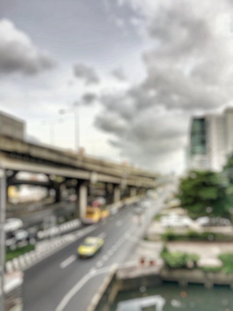 抽象模糊的形象的晚上交通堵塞的道路，模糊的车辆汽车，轿车，公共汽车，摩托车，人在路上:出焦点的概念在泰国曼谷的城市。高动态范围照片图片下载