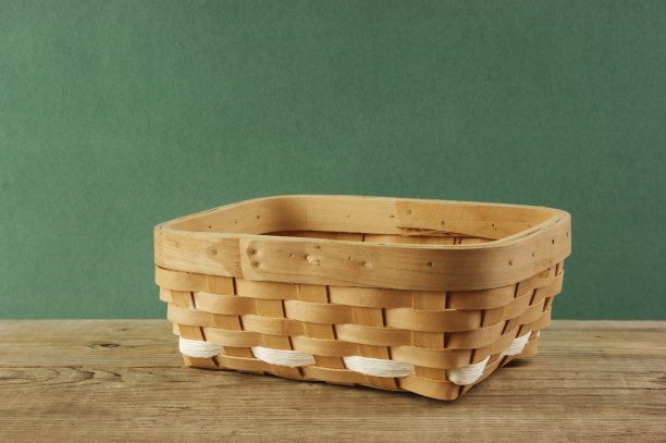 空的柳条篮子放在一张靠墙的旧木桌上图片下载