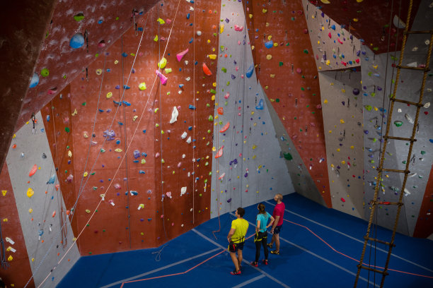 男教练在健身俱乐部指导运动员图片下载